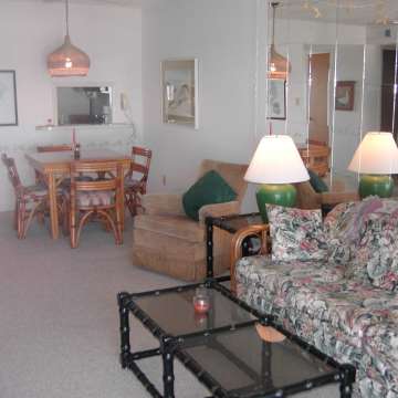 Florida Ferienwohnungen - Wohnzimmer mit Essecke, Durchgang zur K�che