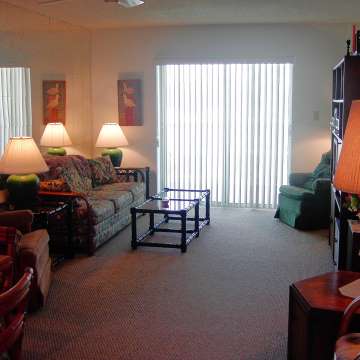 Florida Urlaub - Das Wohnzimmer mit T�r zum Balkon